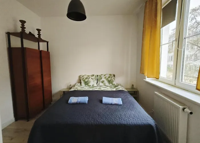 Parrot'S Apartment