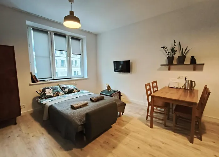 Parrot'S Apartment